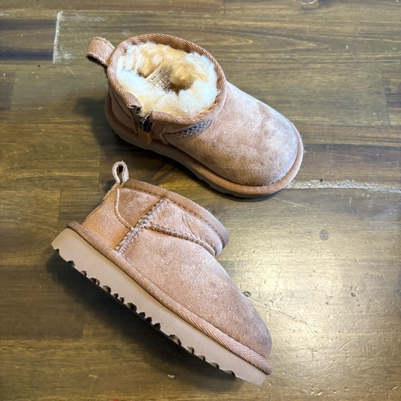 UGG Classic Ultra Mini Toddler Kids Chestnut Winter Size 6C